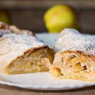 Рецепт Яблочного штруделя с лимоном и изюмом
