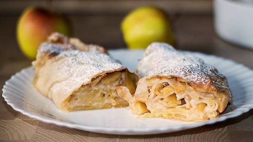 Рецепт яблочного штруделя с лимоном и изюмом