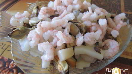 Рецепт слоеных конвертиков с морским коктейлем