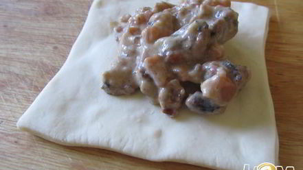 Рецепт слоеных конвертиков с морским коктейлем