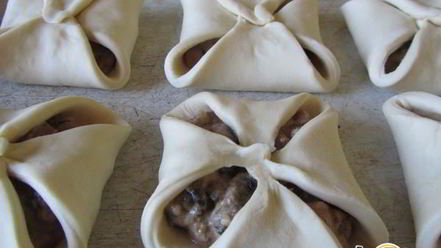 Рецепт слоеных конвертиков с морским коктейлем