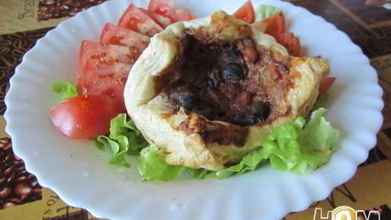 Рецепт слоеных конвертиков с морским коктейлем