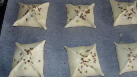 Рецепт слоек из слоеного дрожжевого теста