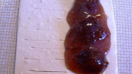 Рецепт слоек с абрикосовым джемом и сливовым конфитюром