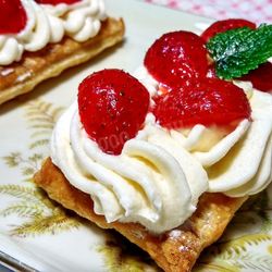 Рецепт Слоек с клубникой и кремом