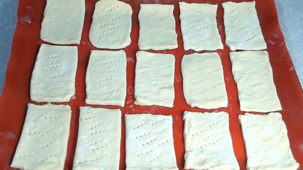 Рецепт слоек с клубникой и кремом