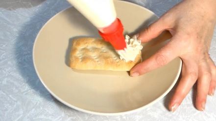 Рецепт слоек с клубникой и кремом