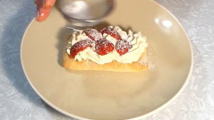 Рецепт слоек с клубникой и кремом
