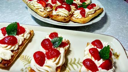 Рецепт слоек с клубникой и кремом