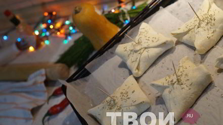 Рецепт слоек с колбасками и сулугуни