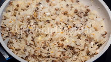 Рецепт слоек с квашеной капустой и грибами