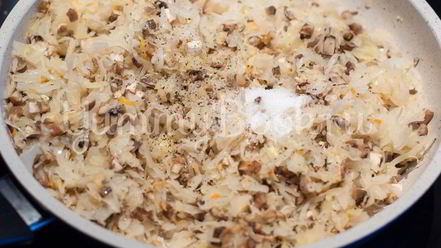 Рецепт слоек с квашеной капустой и грибами