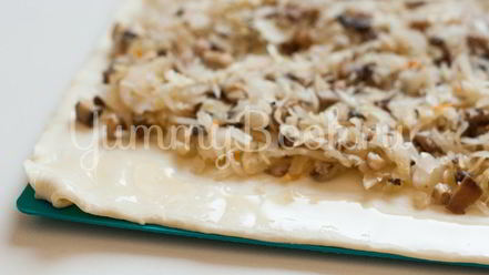 Рецепт слоек с квашеной капустой и грибами