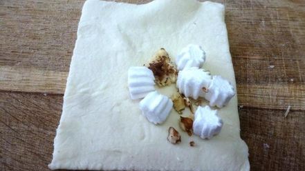 Рецепт слоек с маршмеллоу и орехами