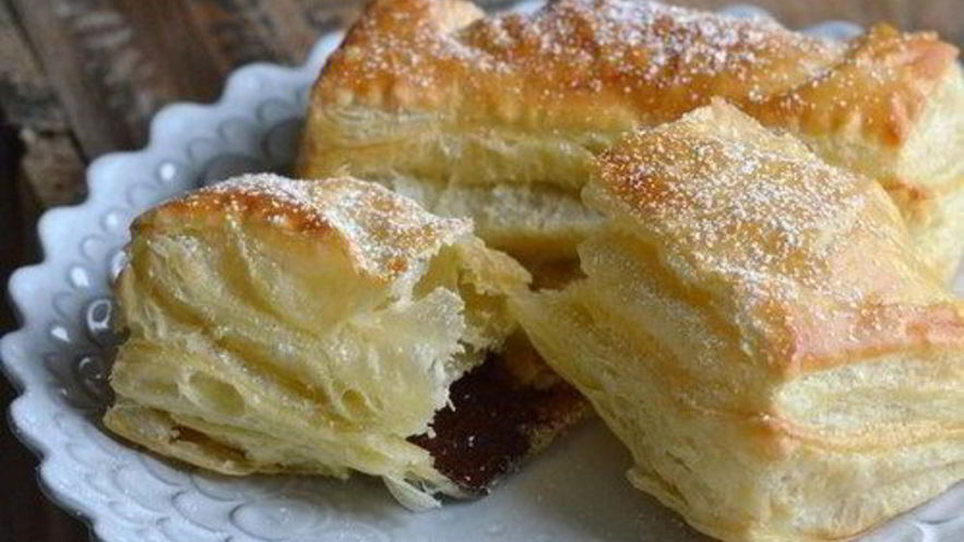 Рецепт слоек с шоколадом и сахарной пудрой