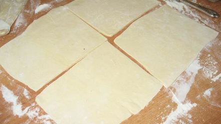 Рецепт слоек с сыром и копченой курицей