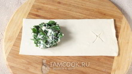 Рецепт слоек с сыром и свекольными листьями