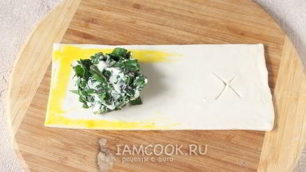 Рецепт слоек с сыром и свекольными листьями