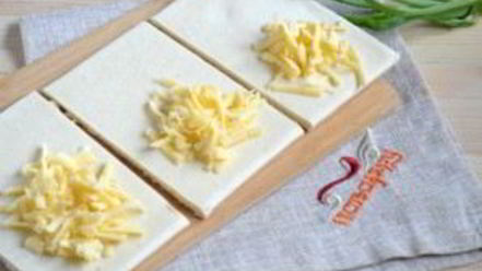 Рецепт слоек с сыром из готового слоеного теста