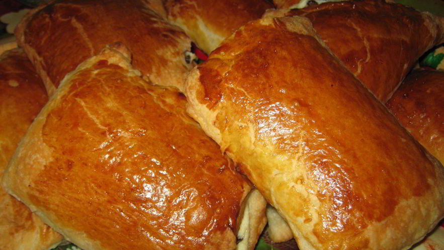 Рецепт слоек с творогом и изюмом