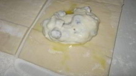 Рецепт слоек с творогом и изюмом