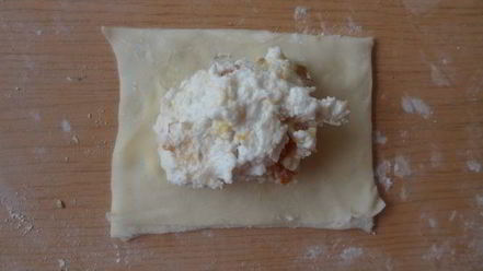 Рецепт слоек с творогом, курагой и орехами