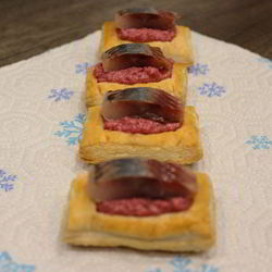 Рецепт Слоек со свекольным песто и селедкой