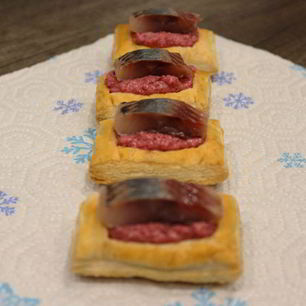 Рецепт Слоек со свекольным песто и селедкой