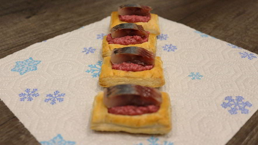 Рецепт слоек со свекольным песто и селедкой