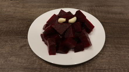 Рецепт слоек со свекольным песто и селедкой