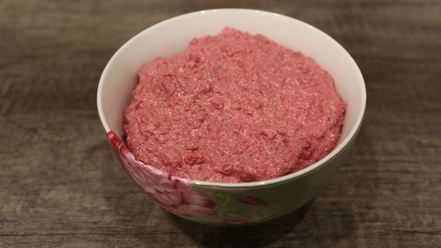 Рецепт слоек со свекольным песто и селедкой