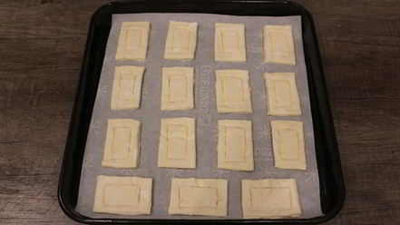 Рецепт слоек со свекольным песто и селедкой