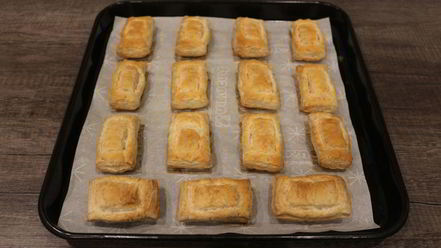 Рецепт слоек со свекольным песто и селедкой