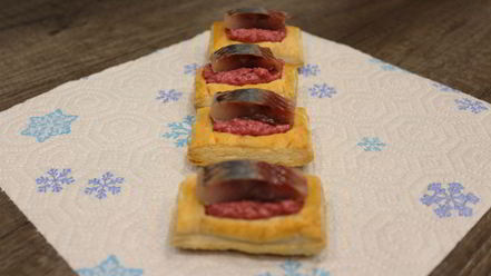 Рецепт слоек со свекольным песто и селедкой