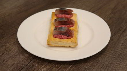 Рецепт слоек со свекольным песто и селедкой