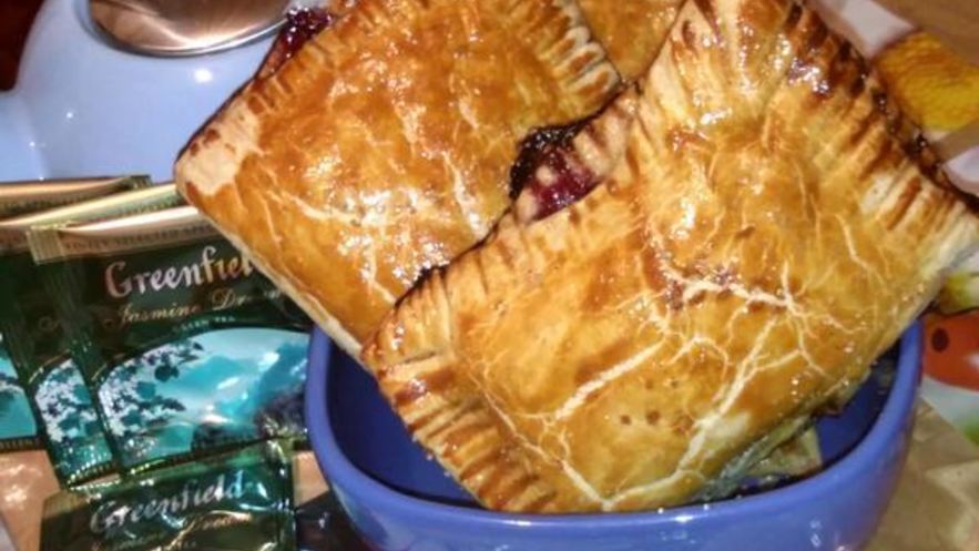 Рецепт слоек вишенка из готового теста