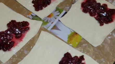 Рецепт слоек вишенка из готового теста