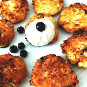 Рецепт Сырников с изюмом и кедровыми орехами