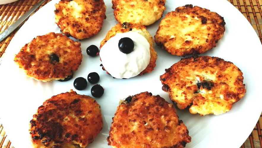 Рецепт сырников с изюмом и кедровыми орехами