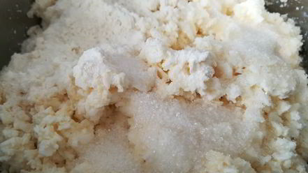 Рецепт сырников с изюмом и кедровыми орехами