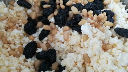 Рецепт сырников с изюмом и кедровыми орехами