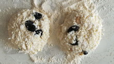 Рецепт сырников с изюмом и кедровыми орехами