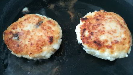 Рецепт сырников с изюмом и кедровыми орехами