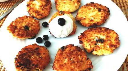 Рецепт сырников с изюмом и кедровыми орехами