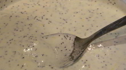 Рецепт сырников с изюмом и маковым соусом