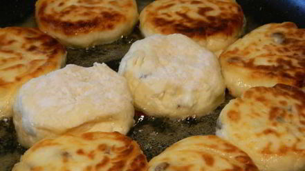 Рецепт сырников с изюмом и маковым соусом