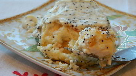 Рецепт сырников с изюмом и маковым соусом