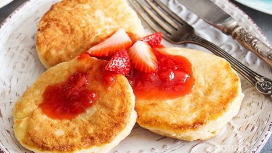 Рецепт сырников с клубничным соусом