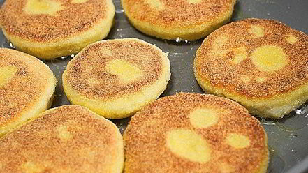 Рецепт сырников с кукурузной мукой и вареньем