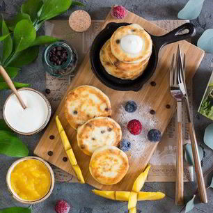 Рецепт Сырников с шоколадом и манговым соусом